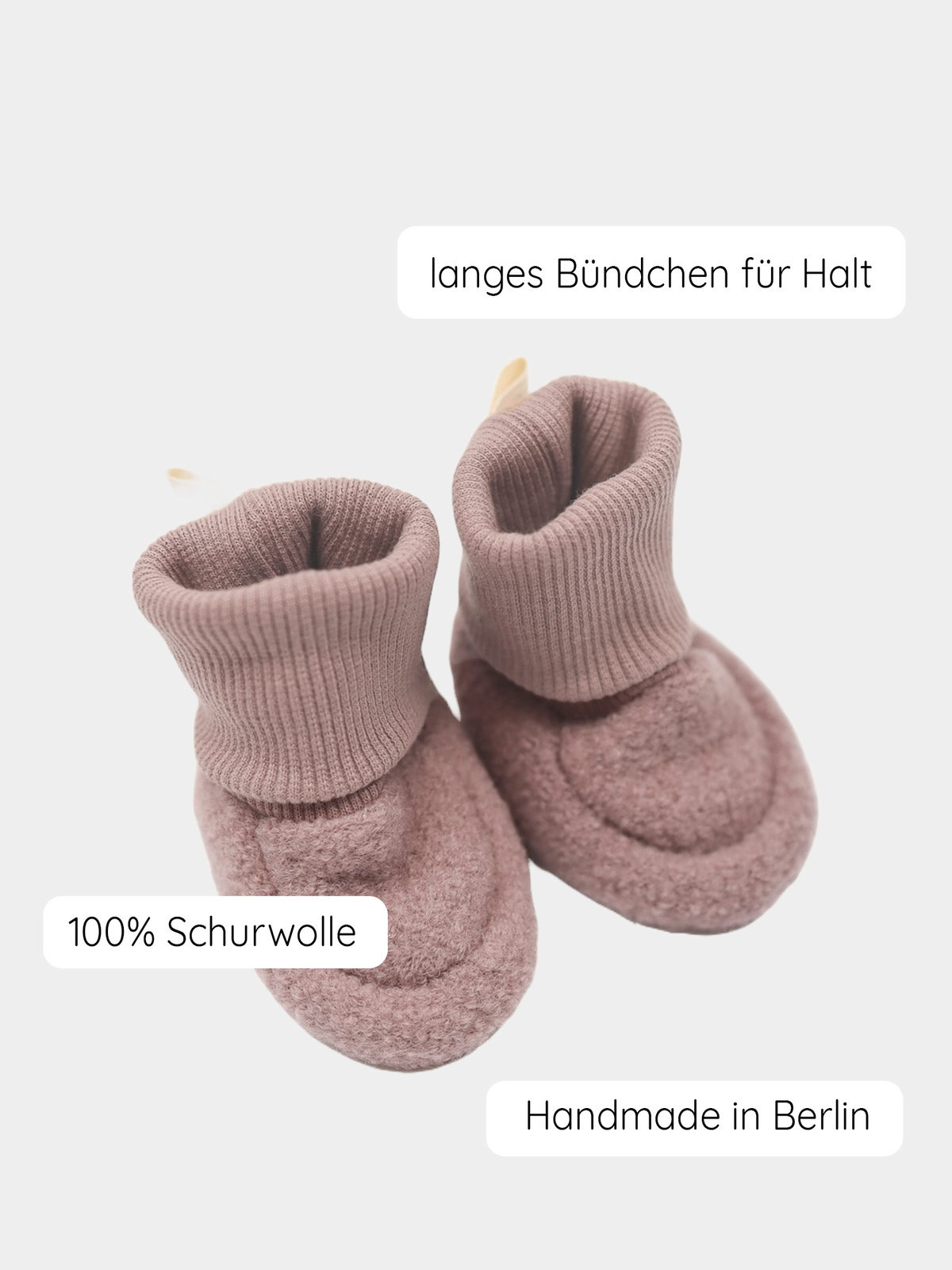 Babybooties Wollwalk - Rosé: Weiche, puderfarbene Babybooties aus 100% Schurwolle mit langem, geripptem Bündchen für sicheren Halt, handgemacht in Berlin. Ideal für warme, komfortable Babyfüße in der kalten Jahreszeit.
