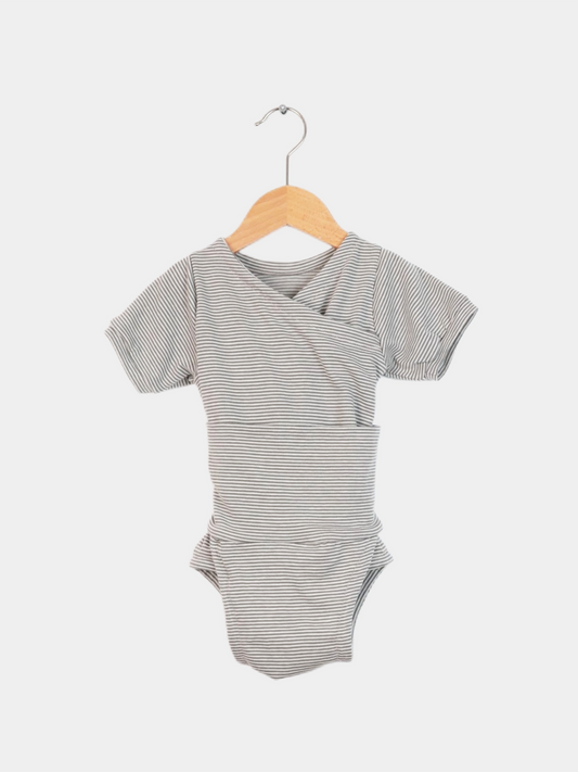 Der Loopbody Kurzarm Bio-Baumwolle - Ringel Maus zeigt einen kurzärmeligen, grau-weiß gestreiften Babybody, der auf einem Holzbügel hängt, ideal für warme Sommertage durch seine atmungsaktive Bambusqualität.