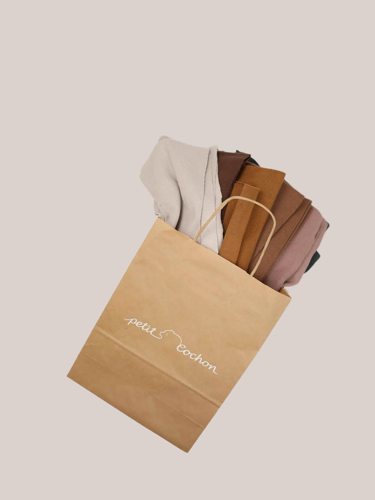 Bolsa sorpresa con retales de tela de PETIT COCHON para ideas creativas de costura y diseños personalizados