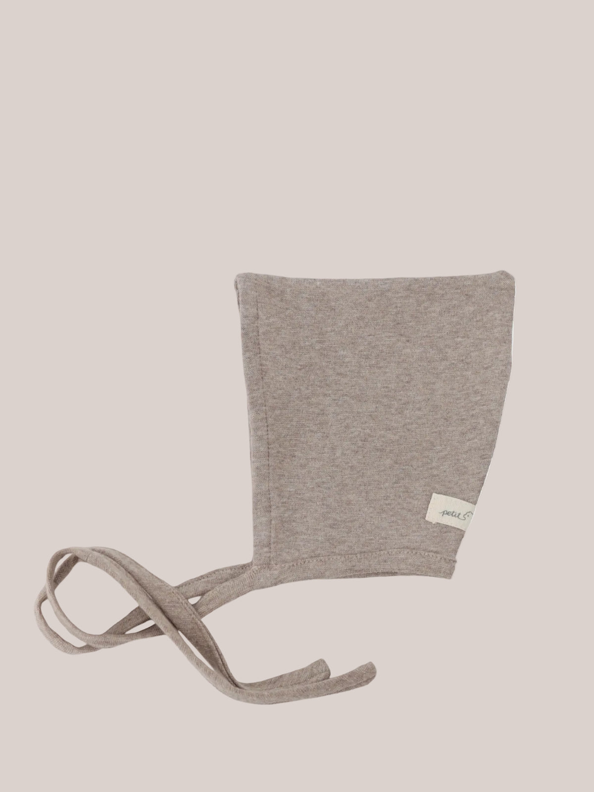 Cappello da folletto in maglia fine – avena melange: morbido cappello da folletto per neonati, melange, con punta e lunghi laccetti, realizzato in jersey di cotone elasticizzato. Ideale per la pelle sensibile, mantiene testa e orecchie piacevolmente al caldo.