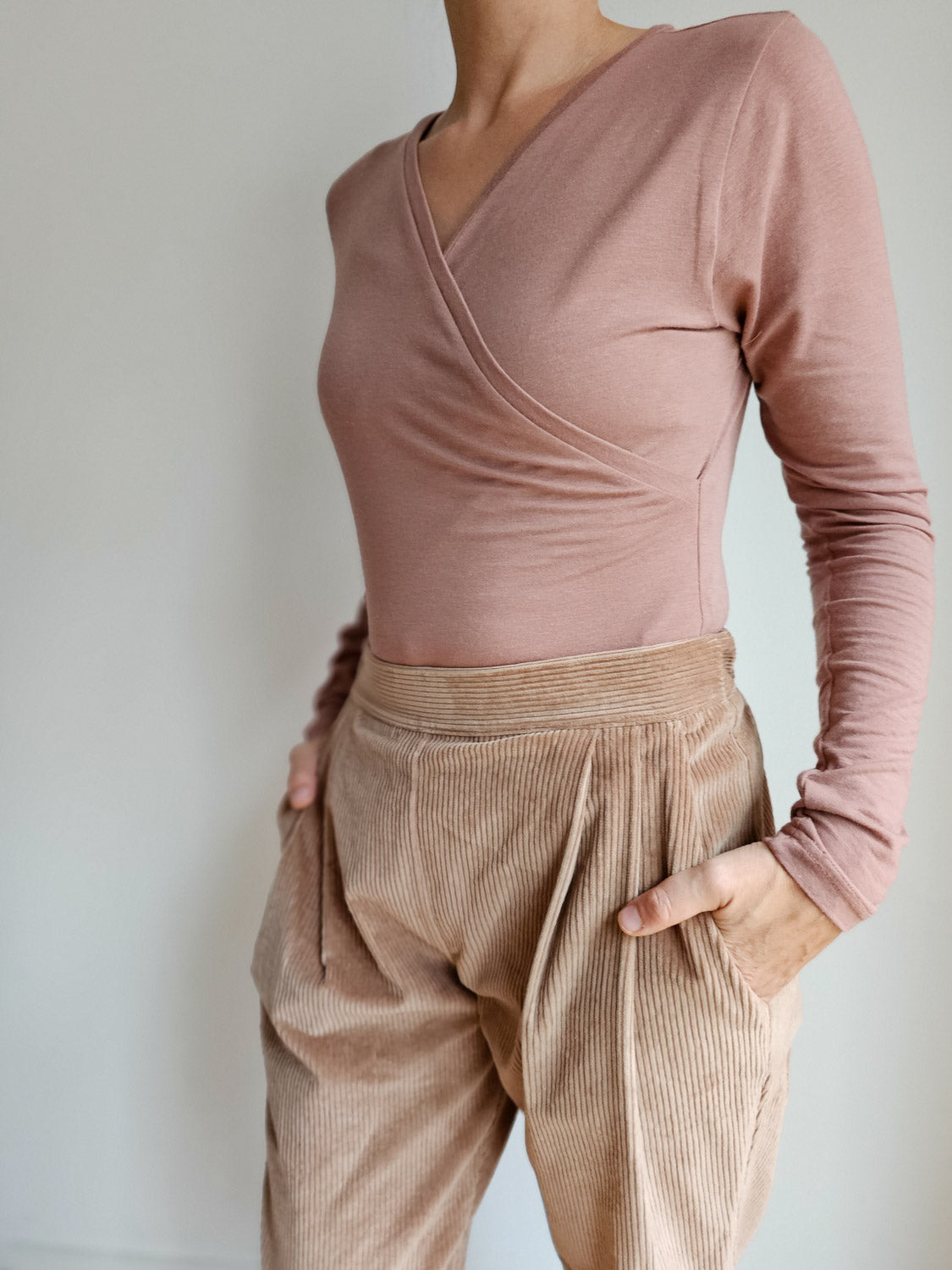 petit cochon Wickelshirt aus weichem Kaschmir-Micromodal-Mix in Altrosa mit langem Arm und V-Ausschnitt