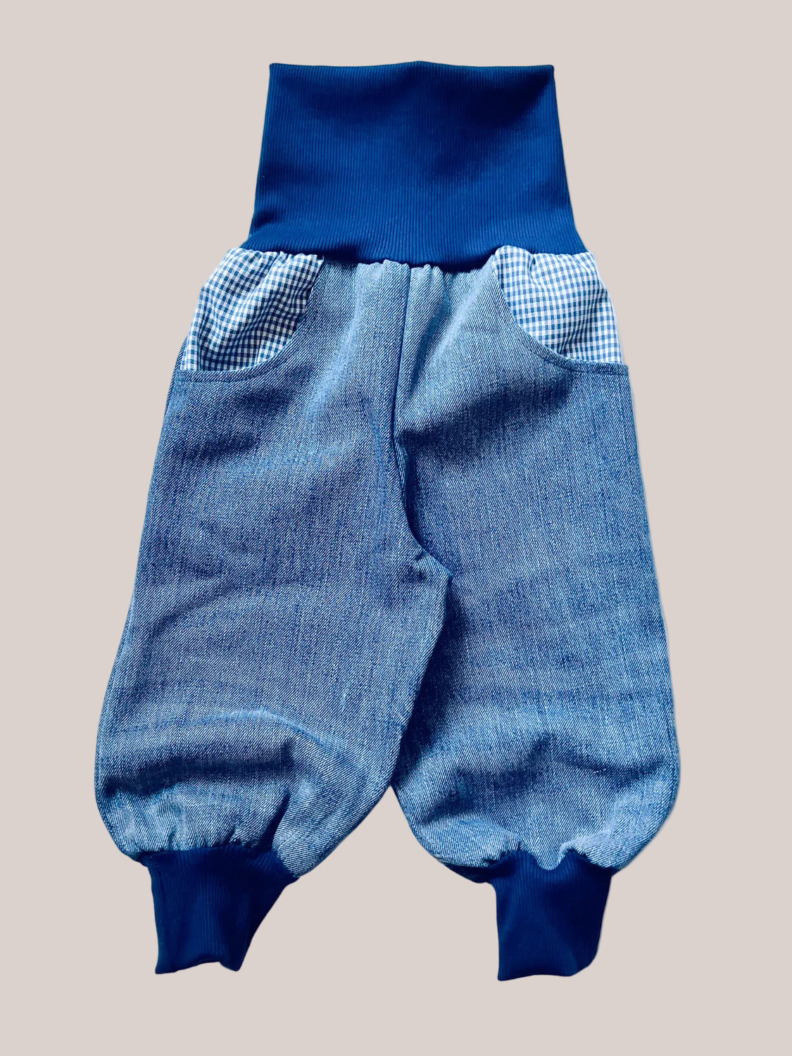 Tutoriel DIY : recycler un jean en le transformant en jean pour enfant, avec instructions de couture étape par étape