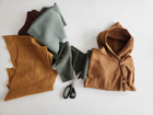 DIY Drachenkostüm nähen: Ein Fotoschritt zur Erstellung eines bunten Drachenkostüms für Kleinkinder mit Anleitung und Materialien.