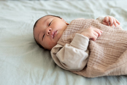 Brauchen Babys im Sommer lange Kleidung?