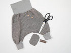 Eine Nähmaschine und Zubehör zum Aufnähen von Flicken auf Kinderhosen. Tipps zur Nähanleitung für Kinderhosen Flicken aufnähen.