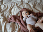 Ein Baby in einem kuscheligen Wollwalk-Overall, perfekt für den Übergang: temperatur-guide & schichten-tipps für babys und kinder.