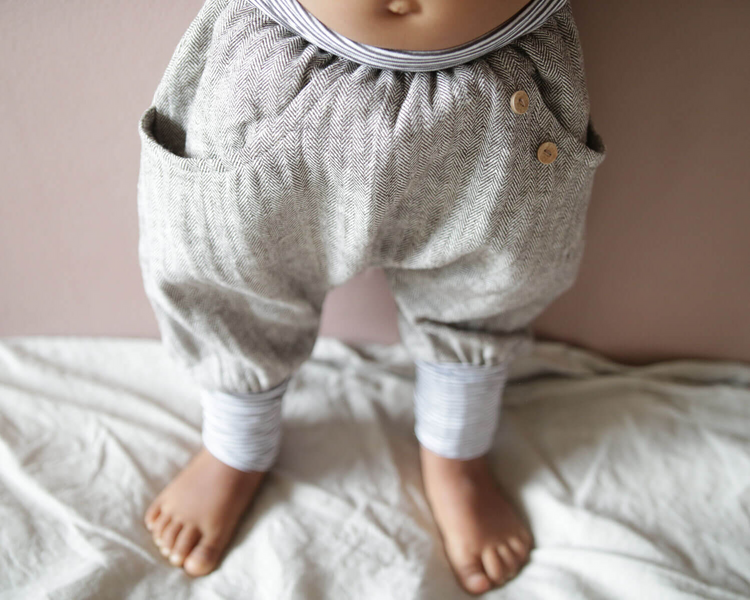 Nahaufnahme von Babybeinen in Hose für Kleinkind aus Fischgrat , bequeme Hose für Kinder, genäht in Deutschland.