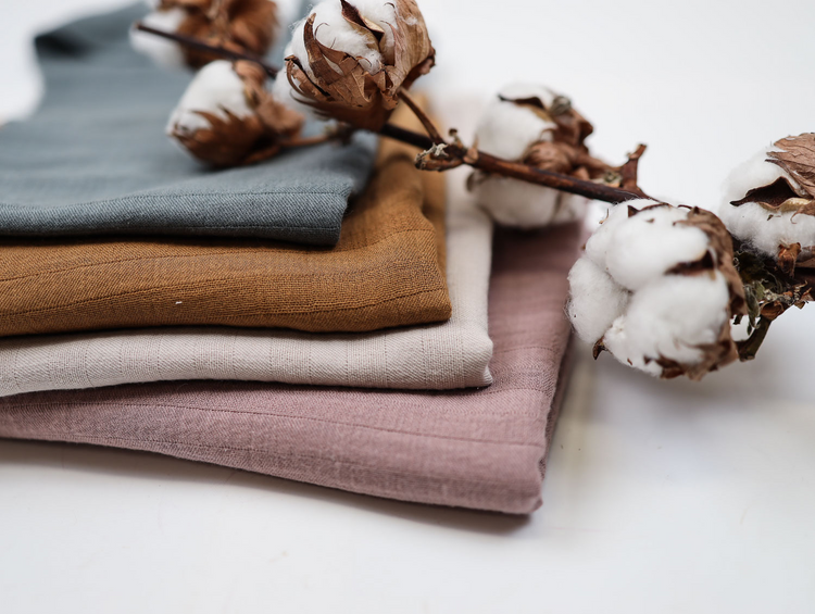 Ein Stapel Musselin Stoff, Farben von Petit Cochon, Musselin aus Bio- Baumwolle.