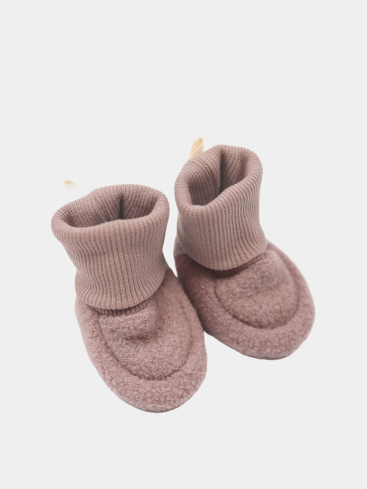 Babybooties Wollwalk - Rosé mit weichem Fleecefutter und geripptem Strickbündchen, gefertigt aus temperaturausgleichender, atmungsaktiver Schurwolle. Perfekter Halt durch doppelten Umschlag am Knöchel. Fair und handgemacht in Berlin.