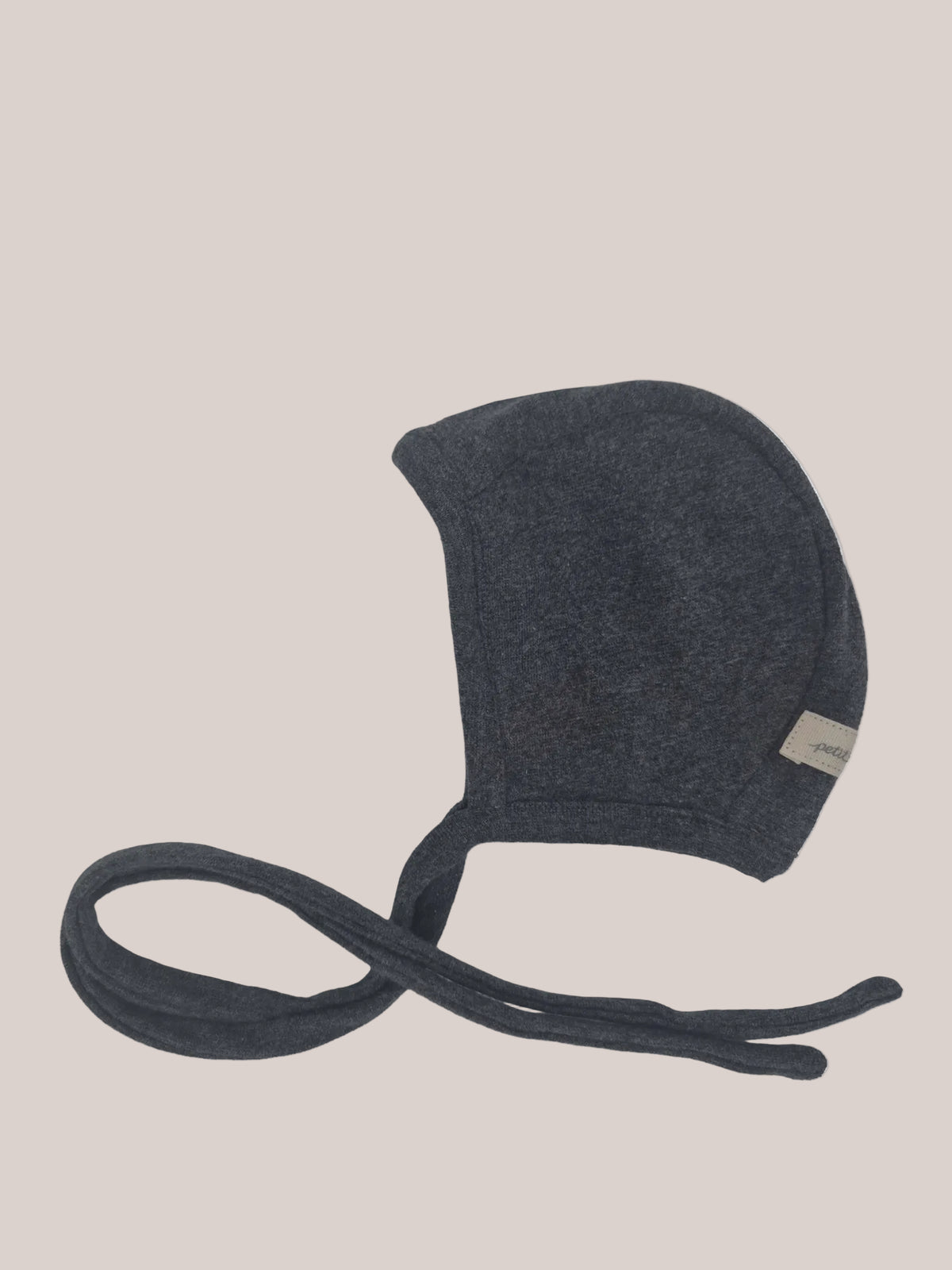 Bonnet pour bébé en maille fine – suie : bonnet nostalgique et extensible en coton, gris foncé, couvrant la tête et les oreilles. Longs liens à nouer pour le fixer sous le menton, idéal pour garder les bébés au chaud et les protéger.