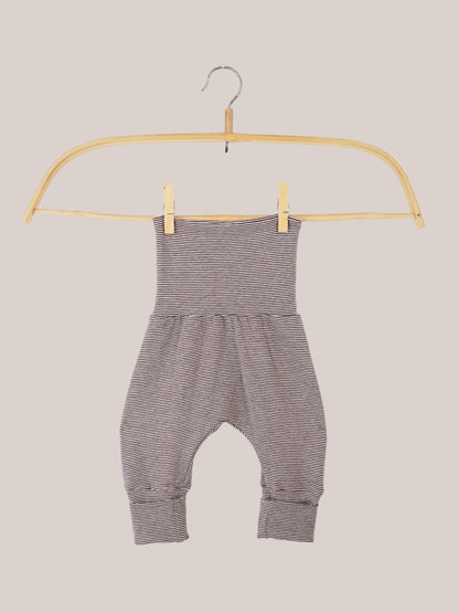 Babyknicker Bio-Baumwolle - Schoko Ringel, nahaufnahme zeigt weiche, atmungsaktive Streifenhose auf einem Haken mit Holzgriff, betont Bewegungsfreiheit und Komfort für zarte Babyhaut, nachhaltig hergestellt in Berlin.