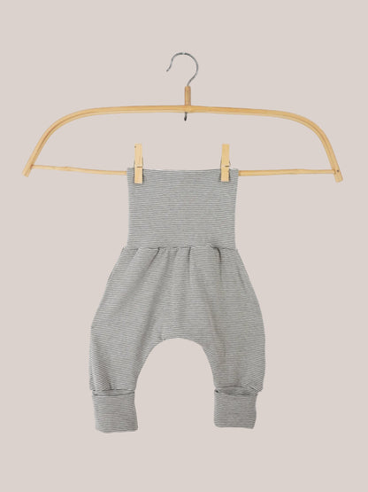 Babyknicker Bio-Baumwolle - Maus Ringel: Nahaufnahme eines grau-weiß gestreiften Rompers auf einem Kleiderbügel mit Holzgriff, zeigt den weichen, luftigen Schnitt für Bewegungsfreiheit und Komfort.