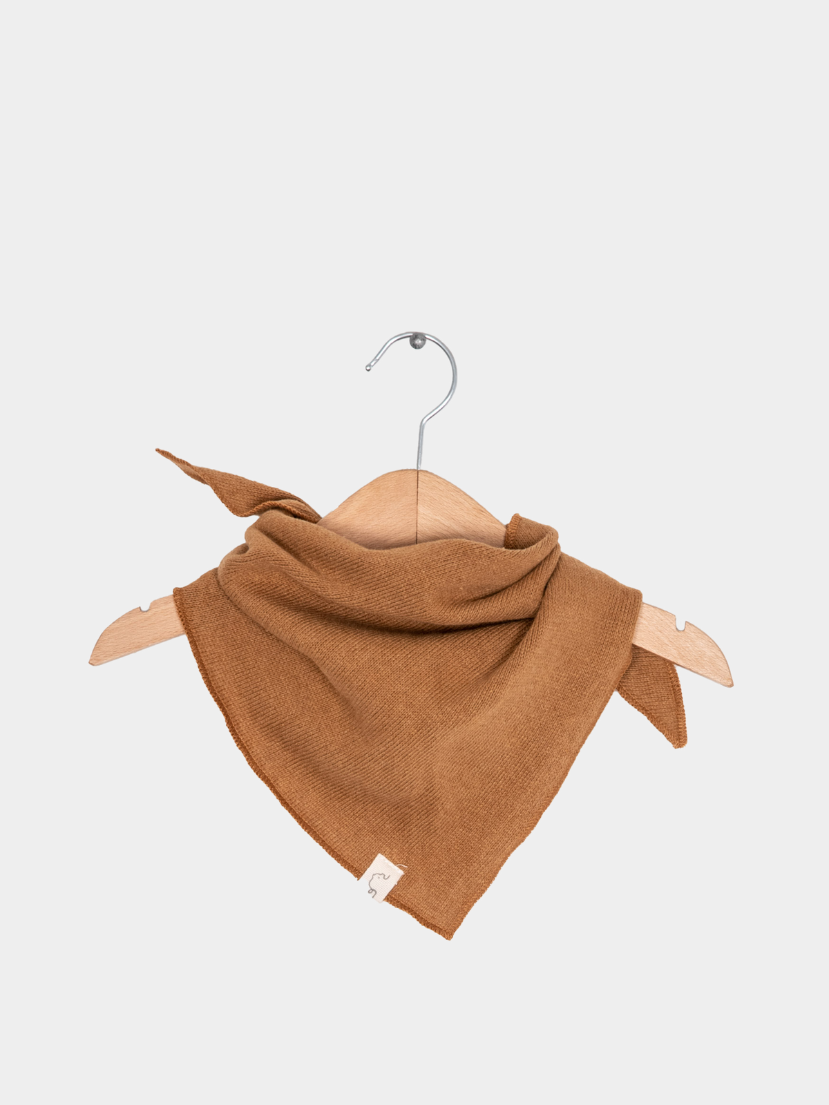Dreieckstuch Strick - Sahara aus 100% recycelter Baumwolle, präsentiert auf einem Holzbügel, zeigt weiche, gestrickte Struktur, ideal für Babys und Kleinkinder.