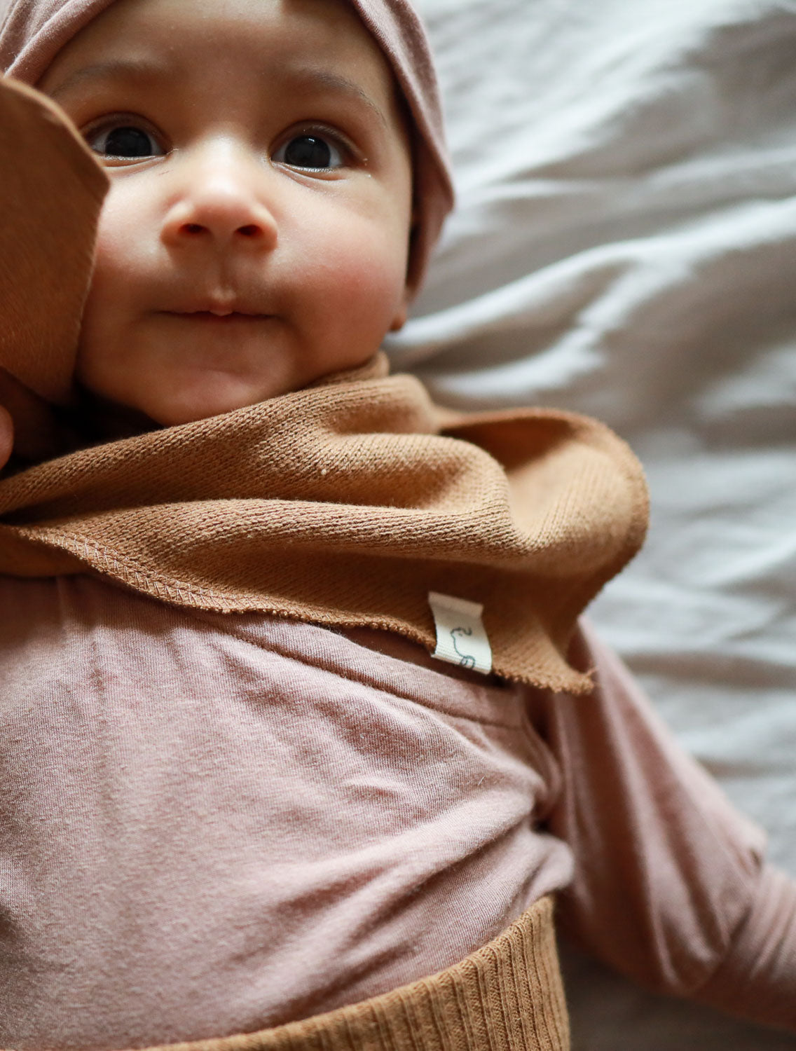 Dreieckstuch Strick - Sahara zeigt die weiche, angeraute Rückseite und die eleganten Farbtöne, perfekt für kleine Kinder.