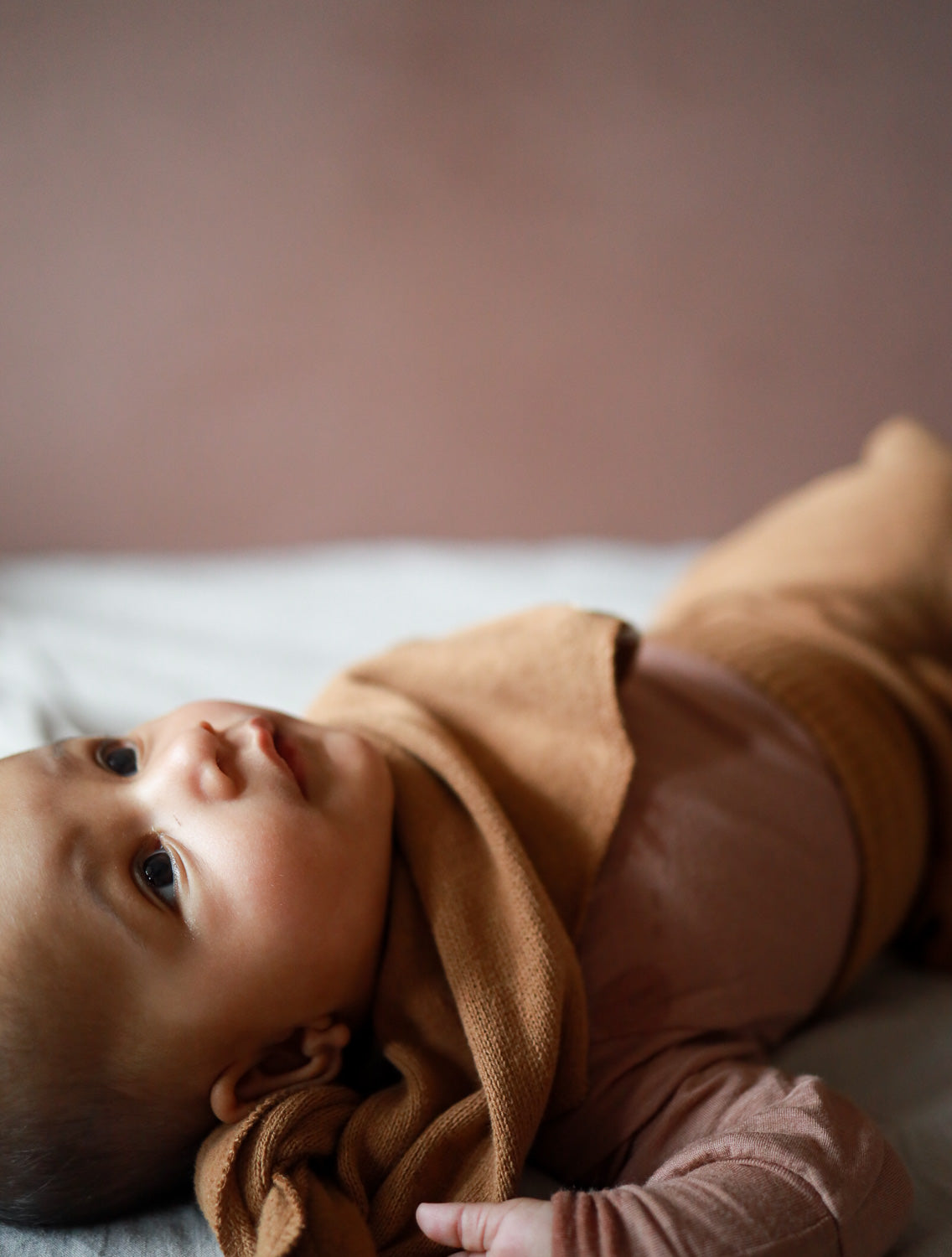 Praktisches Dreieckstuch Strick - Sahara, ideal für kuschelige Wärme im Halsbereich von Kleinkindern.