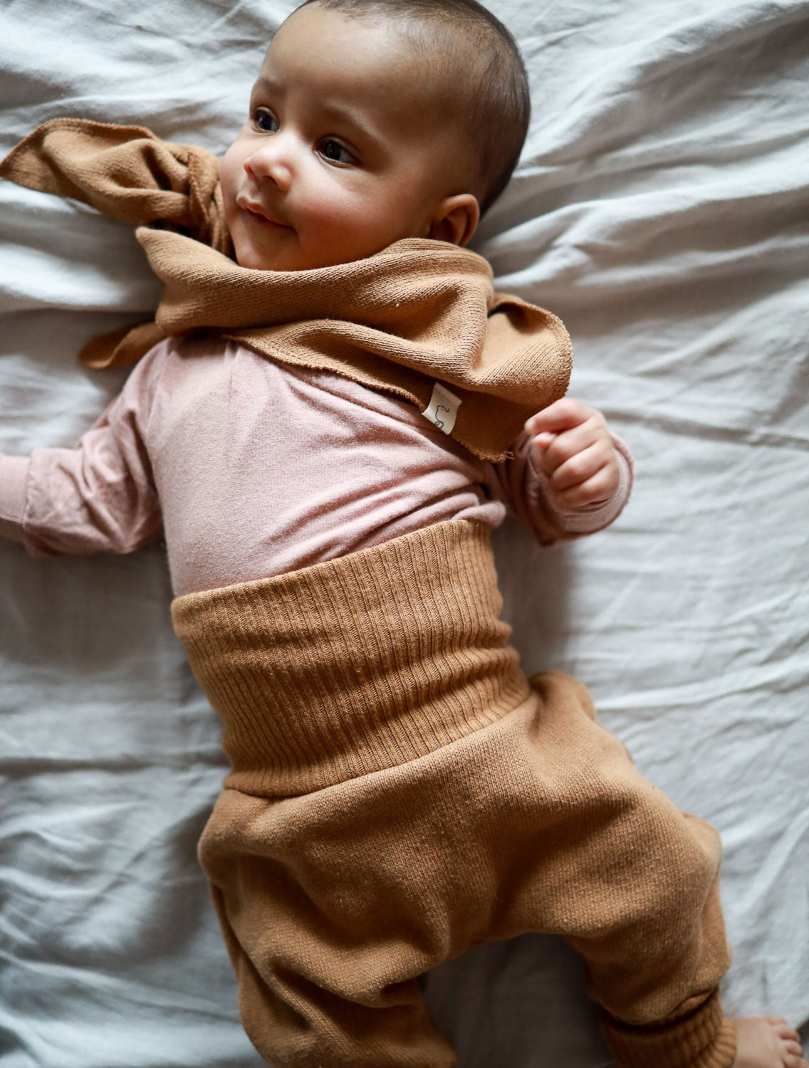 Stylisches Dreieckstuch Strick - Sahara in einer tollen Farbe, vielseitig kombinierbar für jeden Look von Babys.