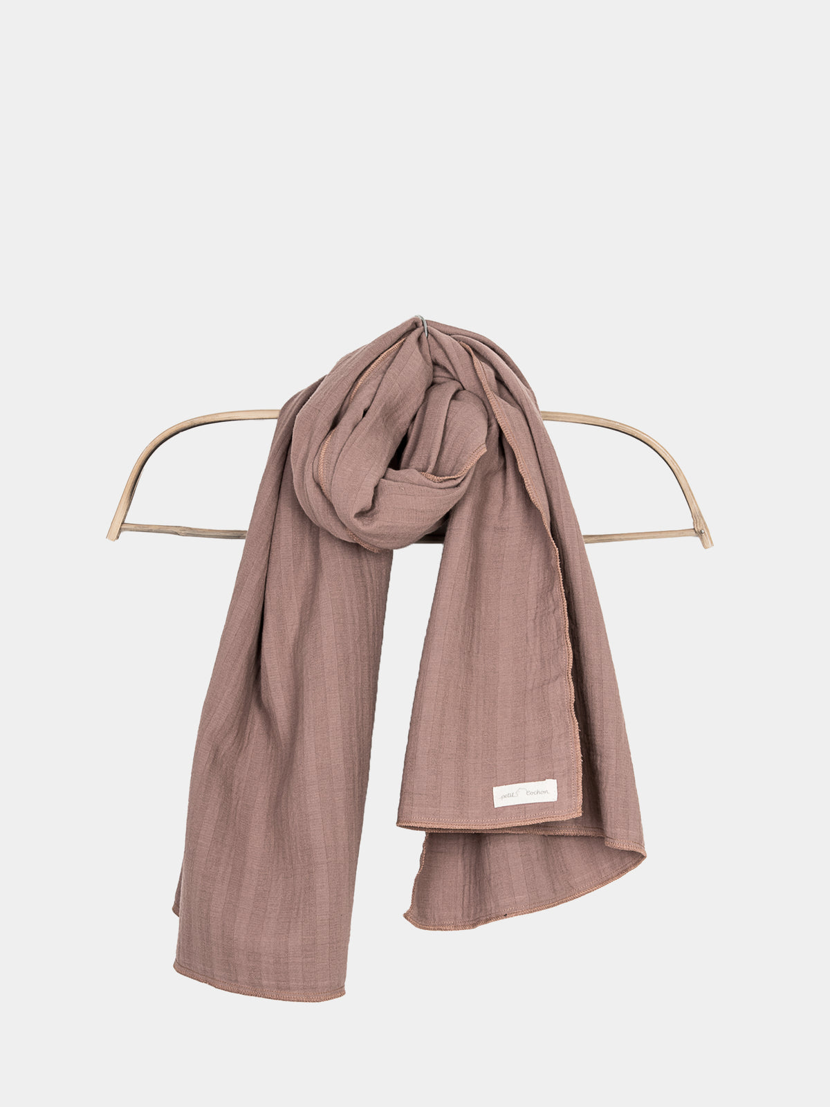 Large Organic Muslin Cloth – Powder: Close-up of a soft, comfortable scarf made from 100% organic cotton, lightweight and versatile to wear, ideal for various looks. Perfect for adults and children.