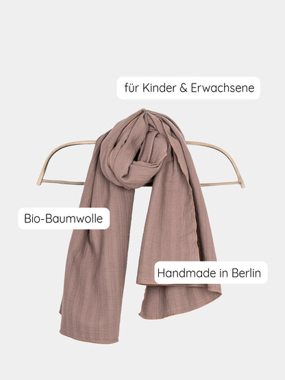 Large Organic Muslin Scarf – Powder: Close-up of a soft, breathable muslin scarf made from 100% organic cotton, ideal as a versatile accessory for children and adults. Dimensions: 69 x 159 cm.