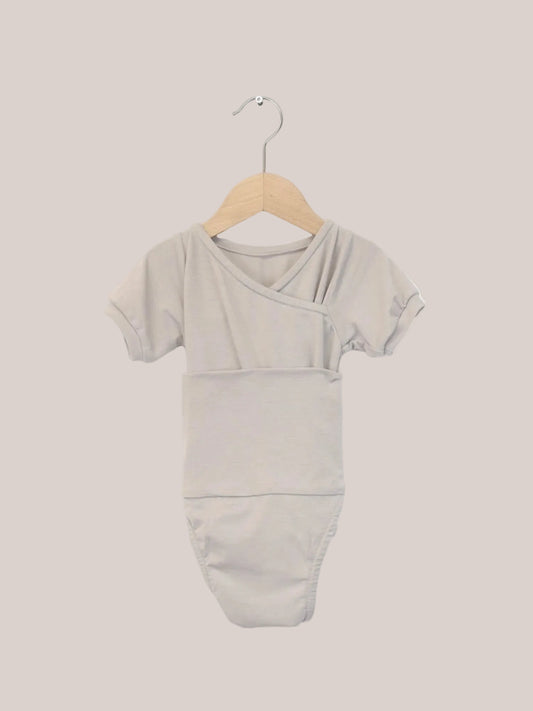 Kurzarm Loopbody Kaschmir-Mix - mitwachsender Babybody auf einem Holzkleiderbügel, besonders weich und ohne Knöpfe, ideal für einfachen Wechsel und Komfort. Perfekte Baby Geschenke.