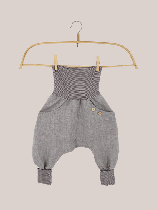 Knickerbocker Fischgrat aus Leinen/Baumwolle - mitwachsende Kinderhose - Praline, auf Holzbügel: Gestreiftes Oberteil, graue Hosen mit Fischgratstruktur, Taschen, Zierknöpfe, elastische Bündchen an den Knöcheln.
