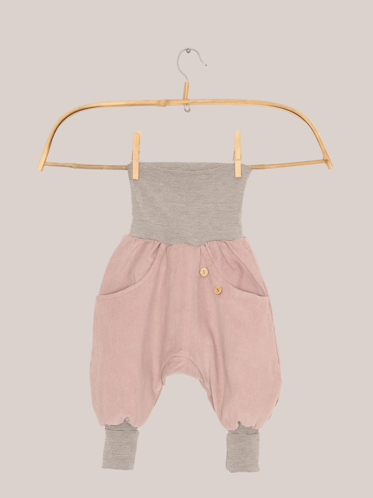 Knickerbocker Feincord Ringel - Rosa: tutina per neonati con parte superiore a righe grigio-bianche e parte inferiore in velluto a coste rosa. Dotata di tasche applicate e bottoni in legno, ideale per comfort e libertà di movimento.