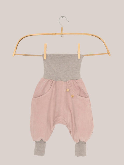 Knickerbocker Feincord Ringel - Rosa: tutina per neonati con parte superiore a righe grigio-bianche e parte inferiore in velluto a coste rosa. Dotata di tasche applicate e bottoni in legno, ideale per comfort e libertà di movimento.
