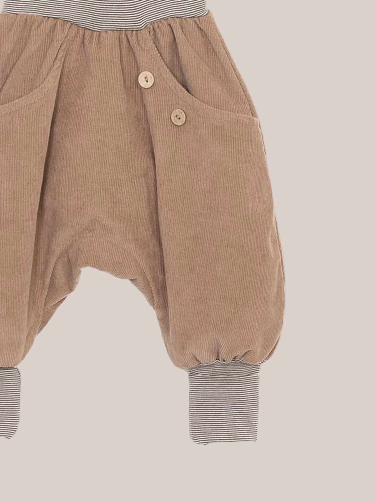 Knickerbocker Feincord Ringel - Weizen: pantaloni harem da bambino in velluto a coste marrone con fascia in vita e polsini a righe, due tasche frontali e due bottoni in legno, ideali per comfort e libertà di movimento.