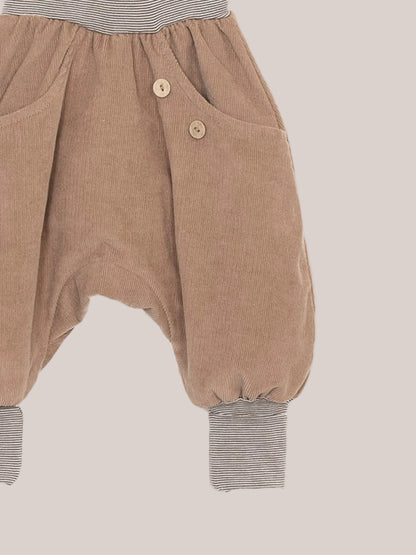 Knickerbocker Feincord Ringel - Weizen: pantaloni harem da bambino in velluto a coste marrone con fascia in vita e polsini a righe, due tasche frontali e due bottoni in legno, ideali per comfort e libertà di movimento.