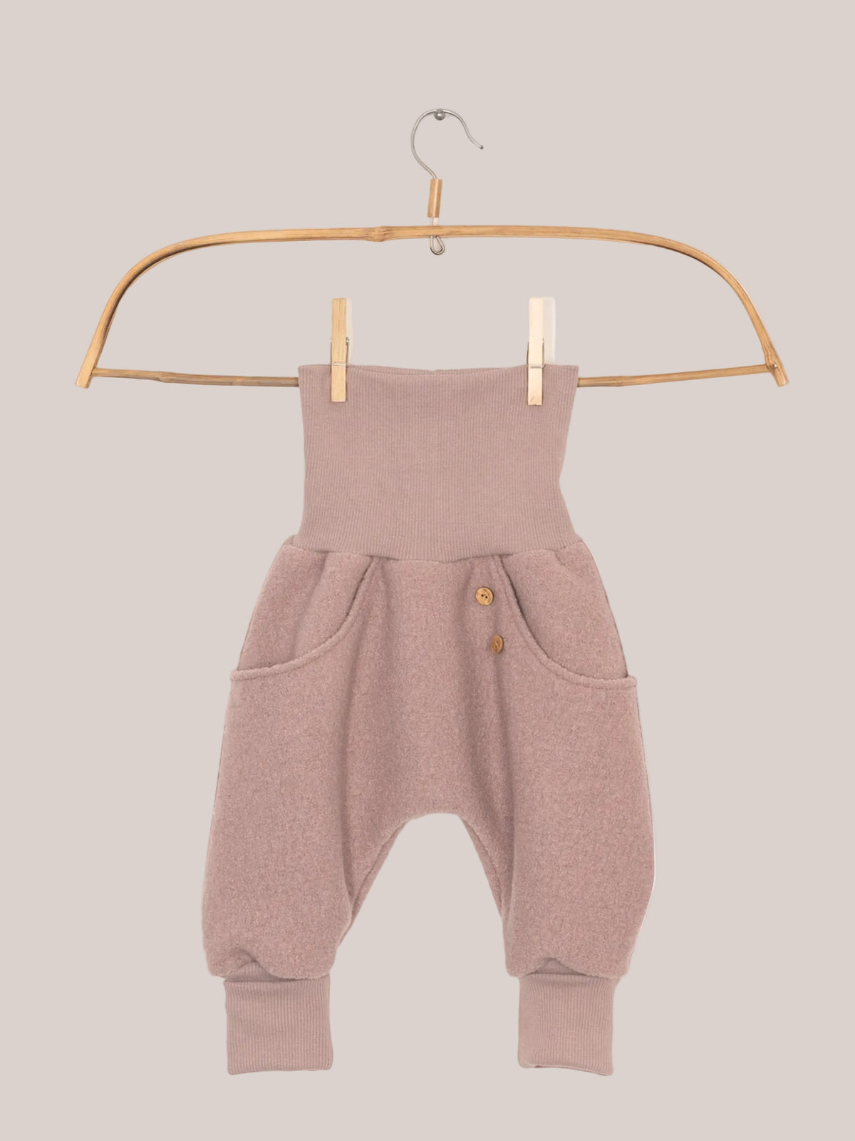 Knickerbocker Wollwalk - Puder: Rosa mitwachsende Kinderhose mit Kängurutaschen, Wollwalkstoff auf Wäscheleine, ideal für kaltes Wetter. Unisex-Design, handgefertigt in Berlin, strapazierfähig und wetterfest.
