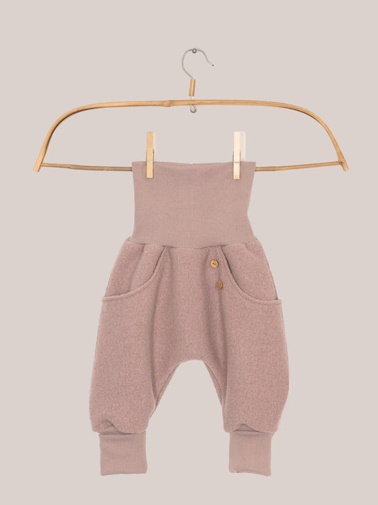 Knickerbocker Wollwalk - Puder: Rosa mitwachsende Kinderhose mit Kängurutaschen, Wollwalkstoff auf Wäscheleine, ideal für kaltes Wetter. Unisex-Design, handgefertigt in Berlin, strapazierfähig und wetterfest.