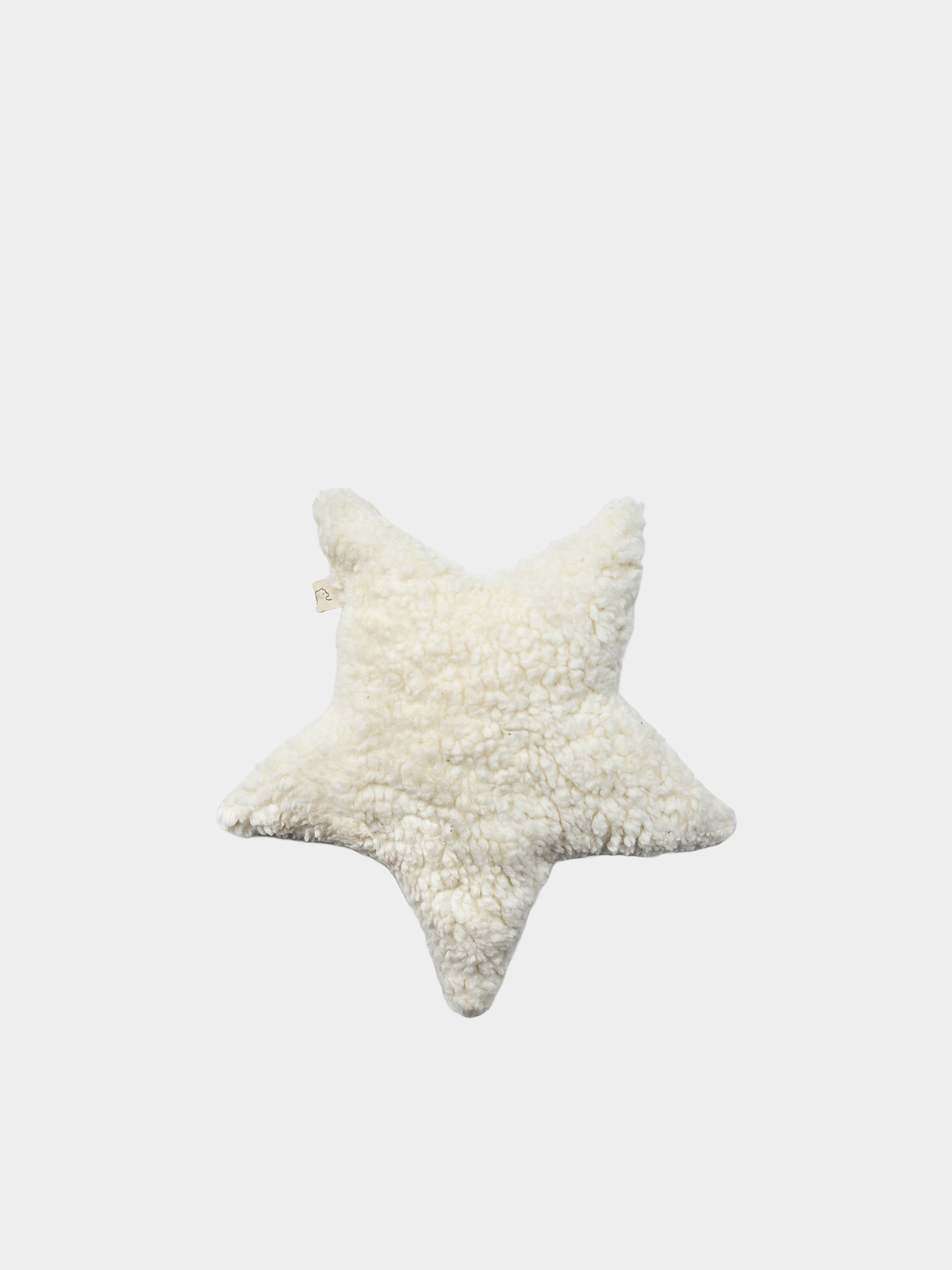 Little Cuddly Star Organic Teddy – Natural, a white, star-shaped cushion made from 100% organic cotton, hand-sewn from fabric scraps in Berlin, ideal for children and as a sustainable baby gift