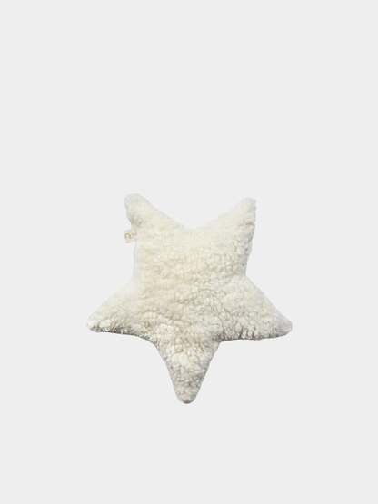 Little Cuddly Star Organic Teddy – Natural, a white, star-shaped cushion made from 100% organic cotton, hand-sewn from fabric scraps in Berlin, ideal for children and as a sustainable baby gift