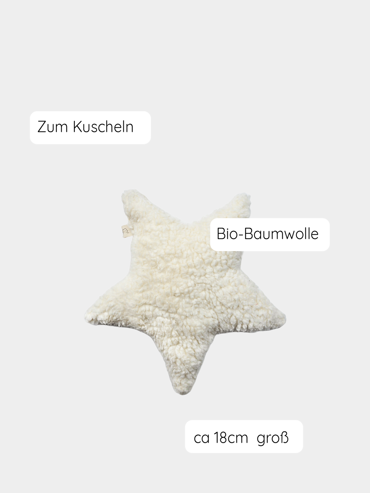 Small Cuddly Star Organic Teddy – Natural: A white, star-shaped pillow made from fluffy organic cotton, hand-sewn in Berlin, ideal as a gift for a newborn or as a cuddly toy.
