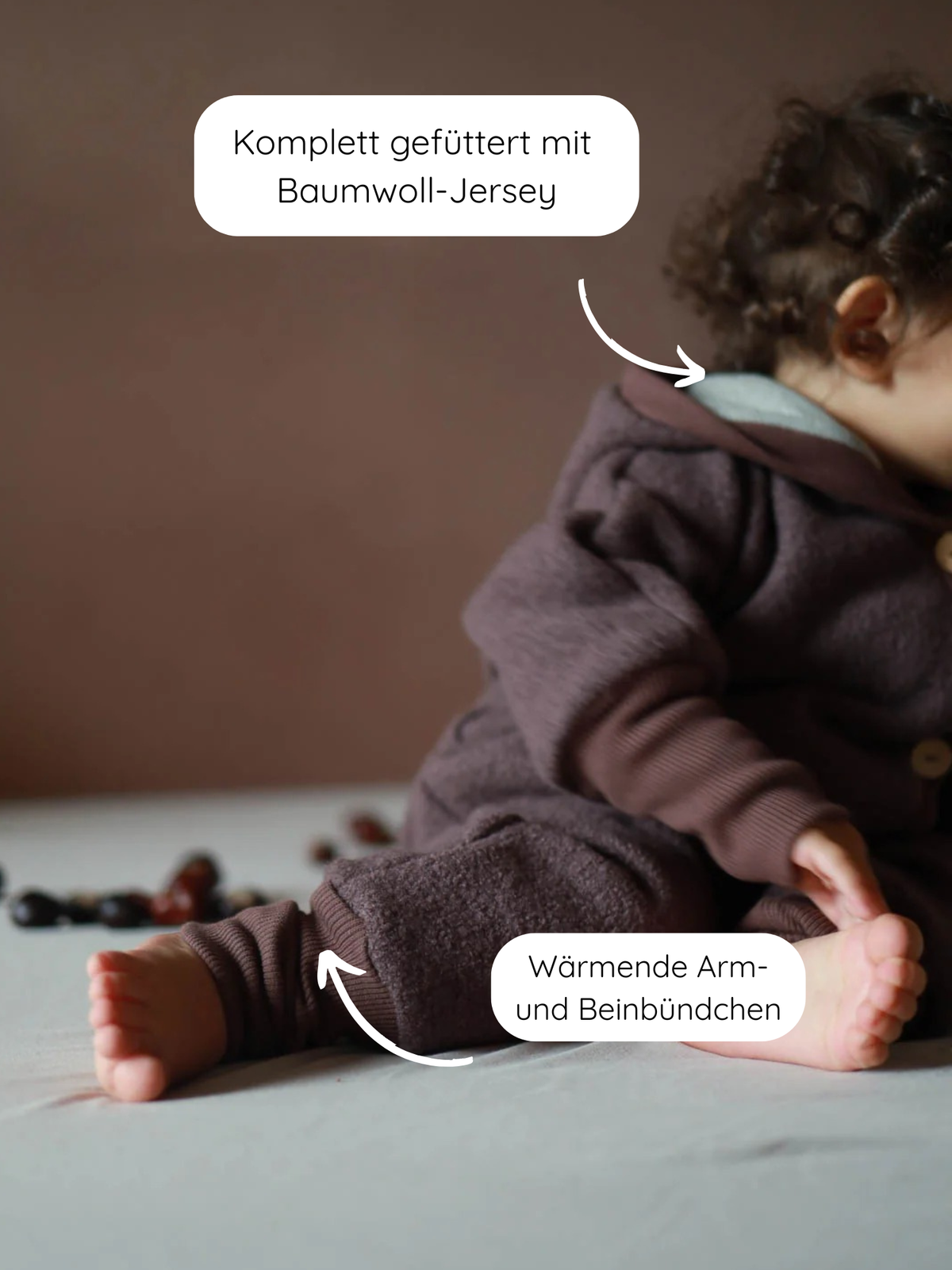 Scopri la tutina coccolosa in lana cotta – malva, realizzata a Berlino in cotone biologico e jersey.
