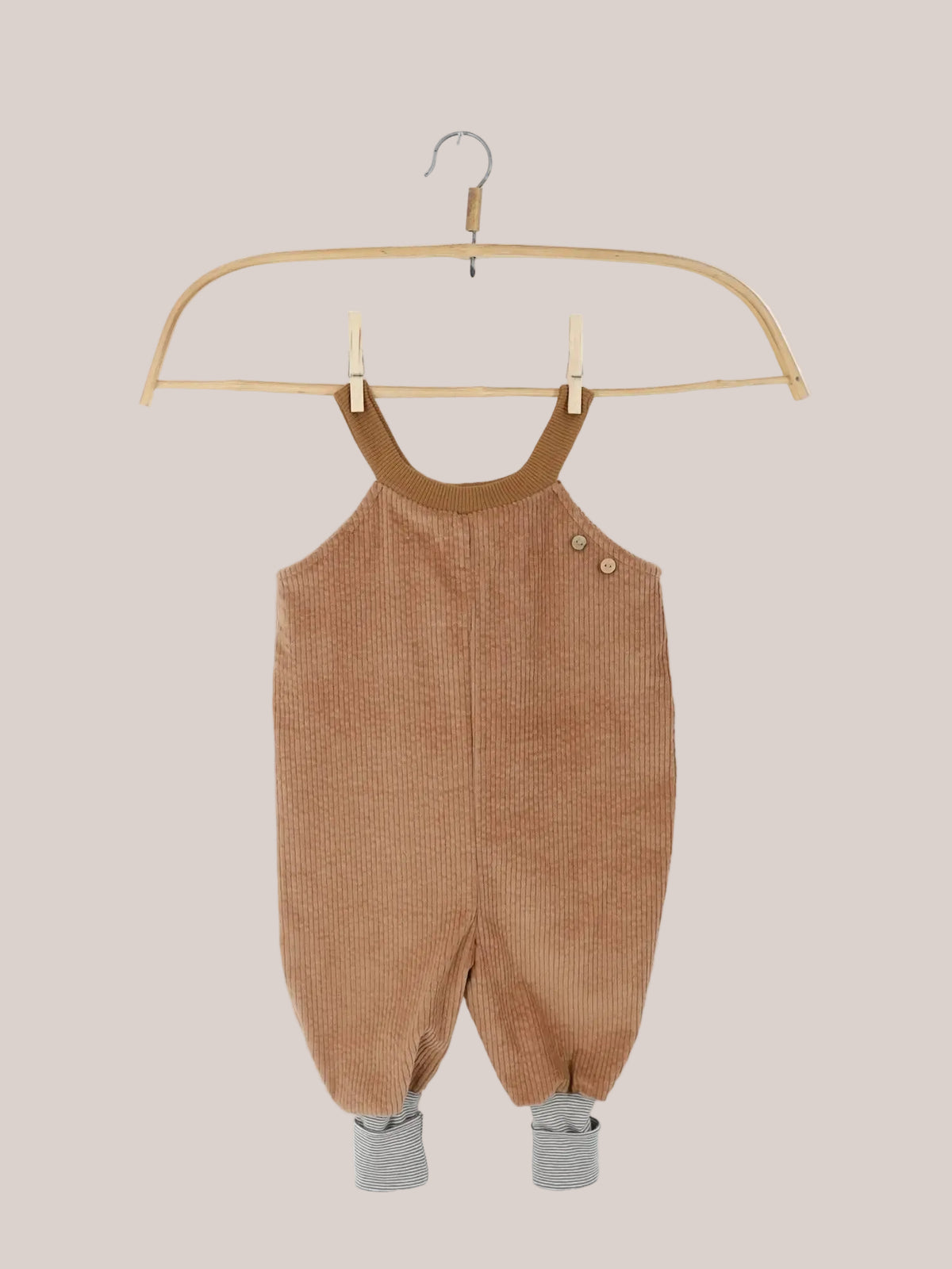 Peto de pana ancha Schlupflatzhose - Trigo: peto de pana suave de color tostado, con botones decorativos, puños a rayas gris y blanco y tirantes ajustables, ideal para niños, confeccionado a mano en Berlín con materiales sometidos a pruebas de sustancias nocivas.