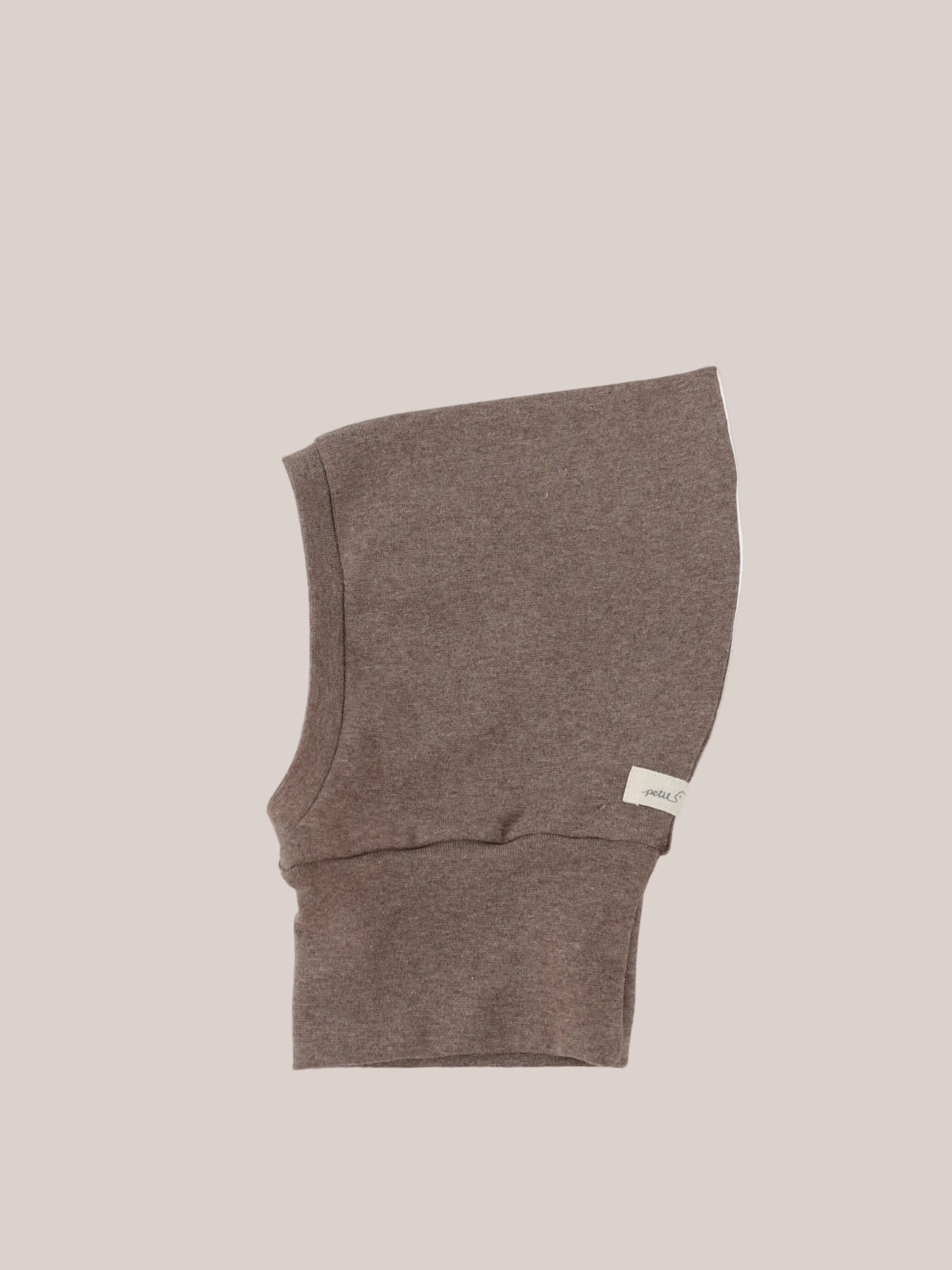 Schlupfmütze Feinstrick - Praline Meliert: Braune, weiche Kapuze in feinem Jersey-Strick, flach liegend mit kleinem Etikett unten. Ideal für Kinder, bietet sie bequemen, elastischen Sitz für Übergangszeiten.
