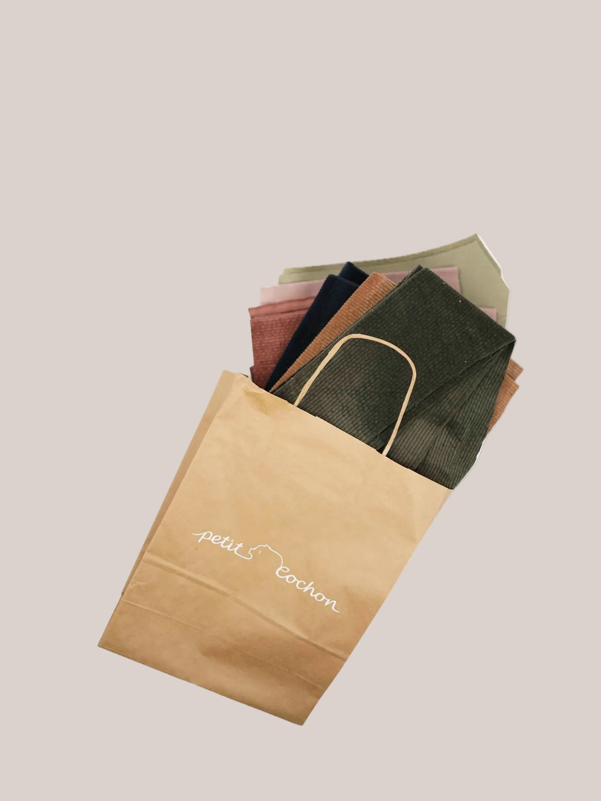 Materiales variados en la bolsa sorpresa de PETIT COCHON, ideales para remiendos y manualidades
