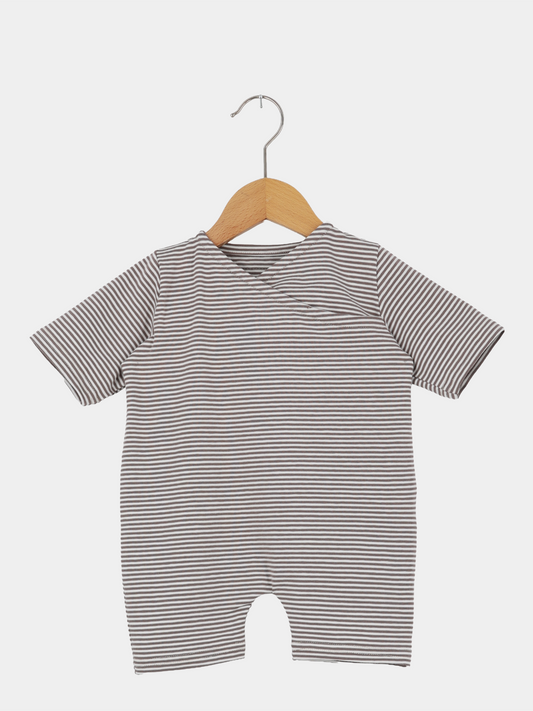Wickel Overall Baumwolle - Ringel Praline: Kurzärmeliger Baby-Body mit schmalen grauen und weißen Streifen, aus weichem Baumwoll-Jersey, hängt an einem Holzkleiderbügel vor weißem Hintergrund.