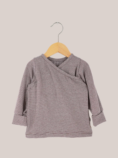 Organic cotton wrap shirt – Chocolate stripe, long-sleeved, with a wrap-style front and roll-up cuffs, hanging on a wooden hanger. Perfect for babies, easy to put on, and designed to grow with them.