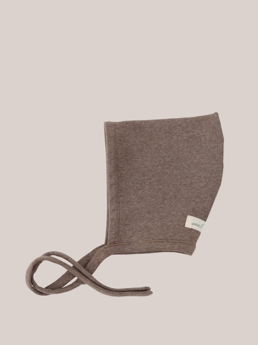 Zwergenmütze Feinstrick - Praline Meliert: Weiche, elastische Babyhaube mit quadratischem Kronenteil, langen Kinnbändern und kleinem Stoffetikett an der Seite, ideal für Übergangszeiten, schützt vor Wind.