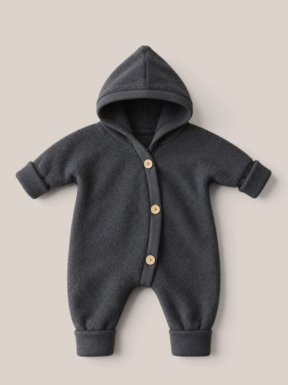 petit cochon Baby-Overall aus anthrazitfarbenem Bio-Baumwollfleece mit Wichtelkapuze und schräger Knopfleiste