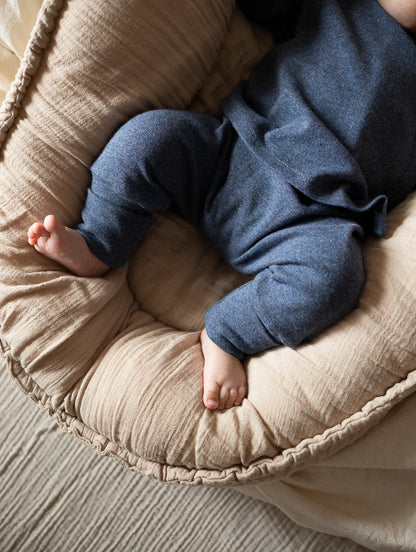 petit cochon Babyknicker aus weichem, meliertem blauem Feinstrick-Jersey für Babys in einem beigen Nestchen