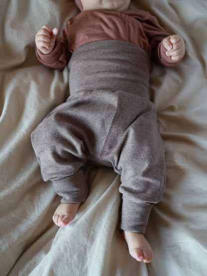 petit cochon Babyknicker aus braunem, meliertem Feinstrick-Jersey mit hohem Bund für Babys