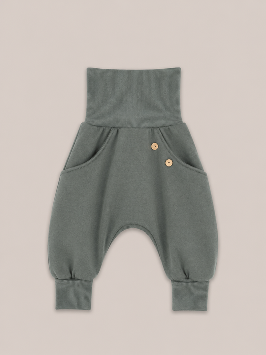 petit cochon Knickerbocker Hose aus schokofarbenem Bio-Sweat mit elastischen Bündchen und Kokosknöpfen