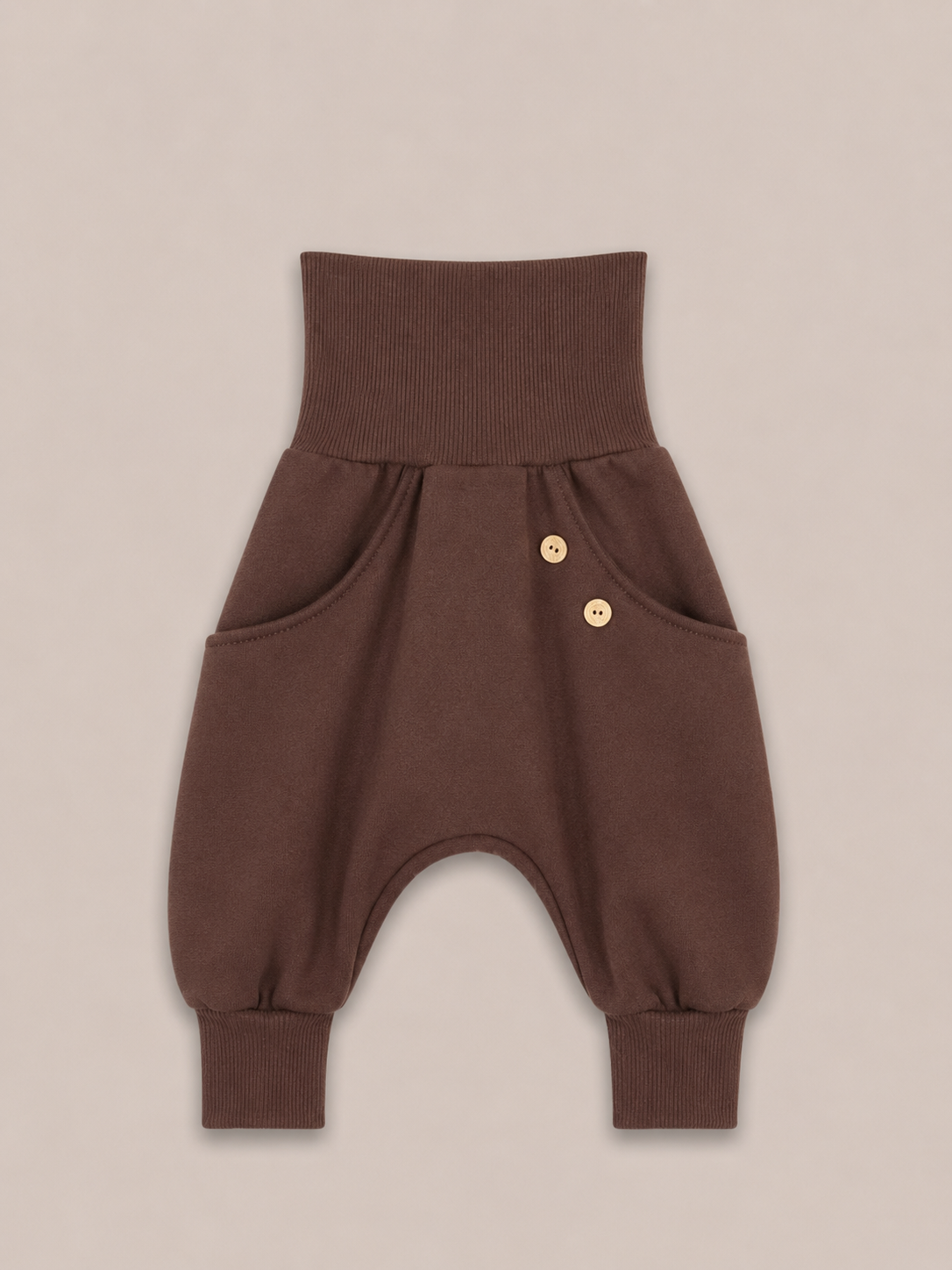 petit cochon Knickerbocker Hose aus schokobraunem Bio-Sweat mit elastischem Bund und Kokosknöpfen