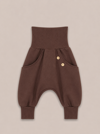 petit cochon Knickerbocker Hose aus schokobraunem Bio-Sweat mit elastischem Bund und Kokosknöpfen