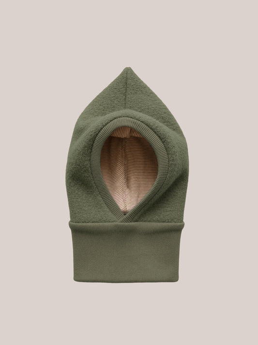 petit cochon Schlupfmütze aus olivgrünem Wollwalk mit gestreiftem Bio-Jersey-Futter für Kinder