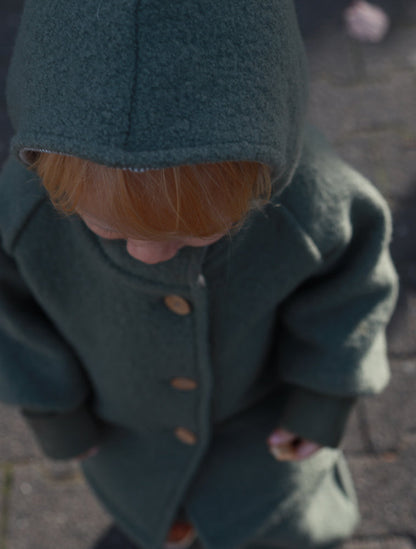 petit cochon Wichteljacke aus grünem Wollwalk mit Kapuze und Bio-Jersey-Futter für Kinder
