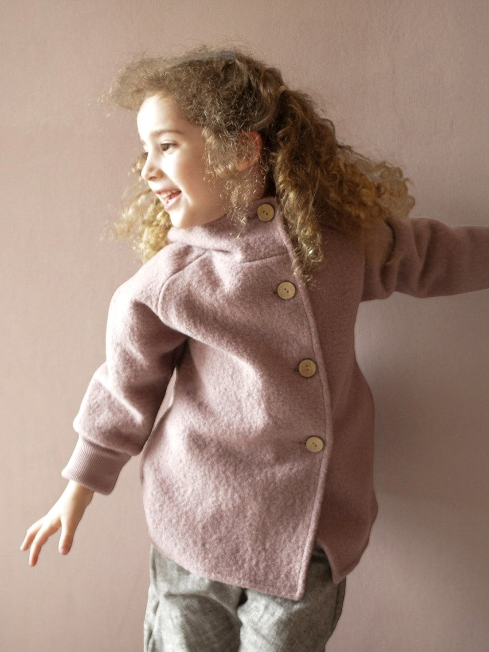 petit cochon Wichteljacke aus altrosa Wollwalk mit Bio-Jersey-Futter und Holzknöpfen für Kinder