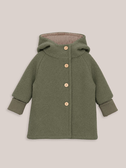 petit cochon Wichteljacke aus olivgrünem Wollwalk mit Bio-Jersey-Futter, Kapuze und Holzknöpfen für Kinder